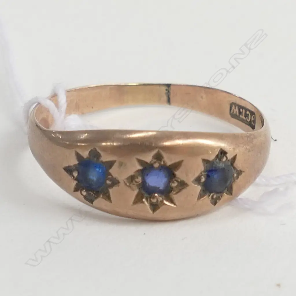 9ct GOLD 3 STONE SAPPHIRE GYPSY RING1.80gm Image 1++