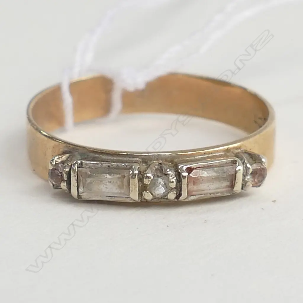 9ct RING w PASTE BAGUETTE STONES 1.75gm Image 1++