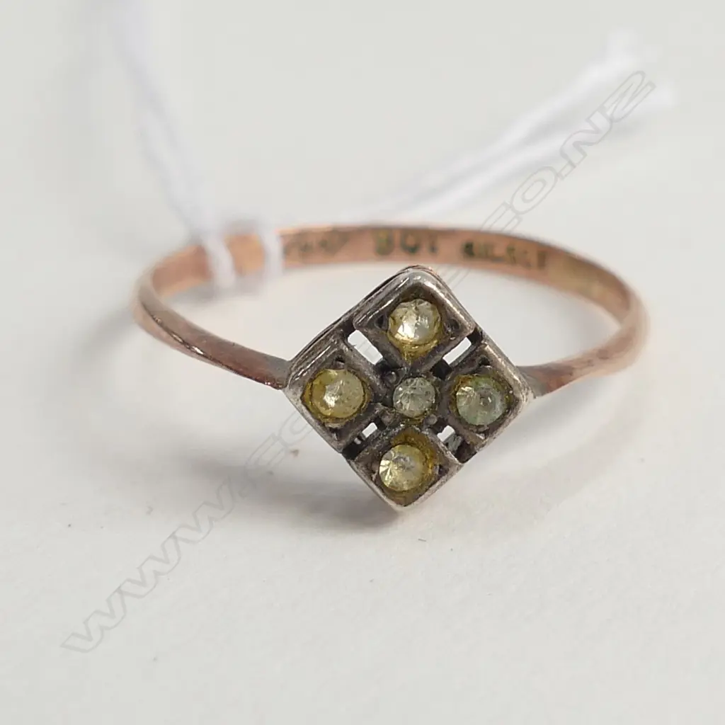 9ct GOLD RING w 5 PASTE STONES Image 1++
