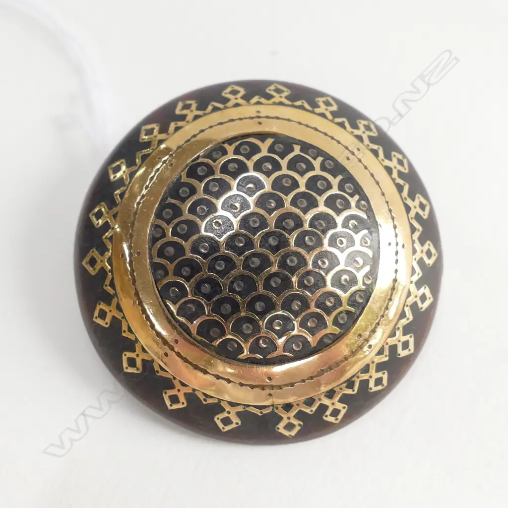 HIGH CARAT GOLD INLAID TORTOISESHELL DOME BROOCH (REGLUED PIN HINGE) Image 1++