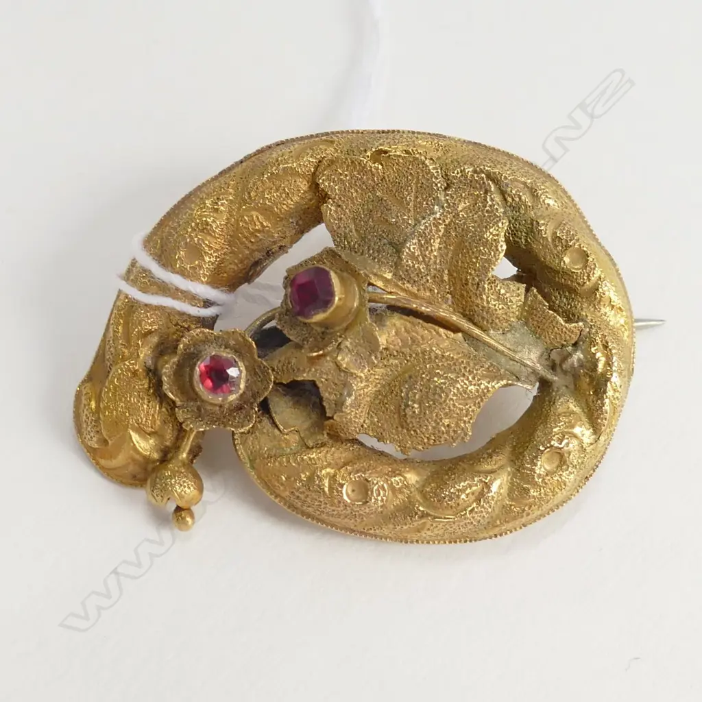 15ct GOLD LEAF SHAPED BROOCH SET w 2 RED STONES. 3.4gm Image 1++