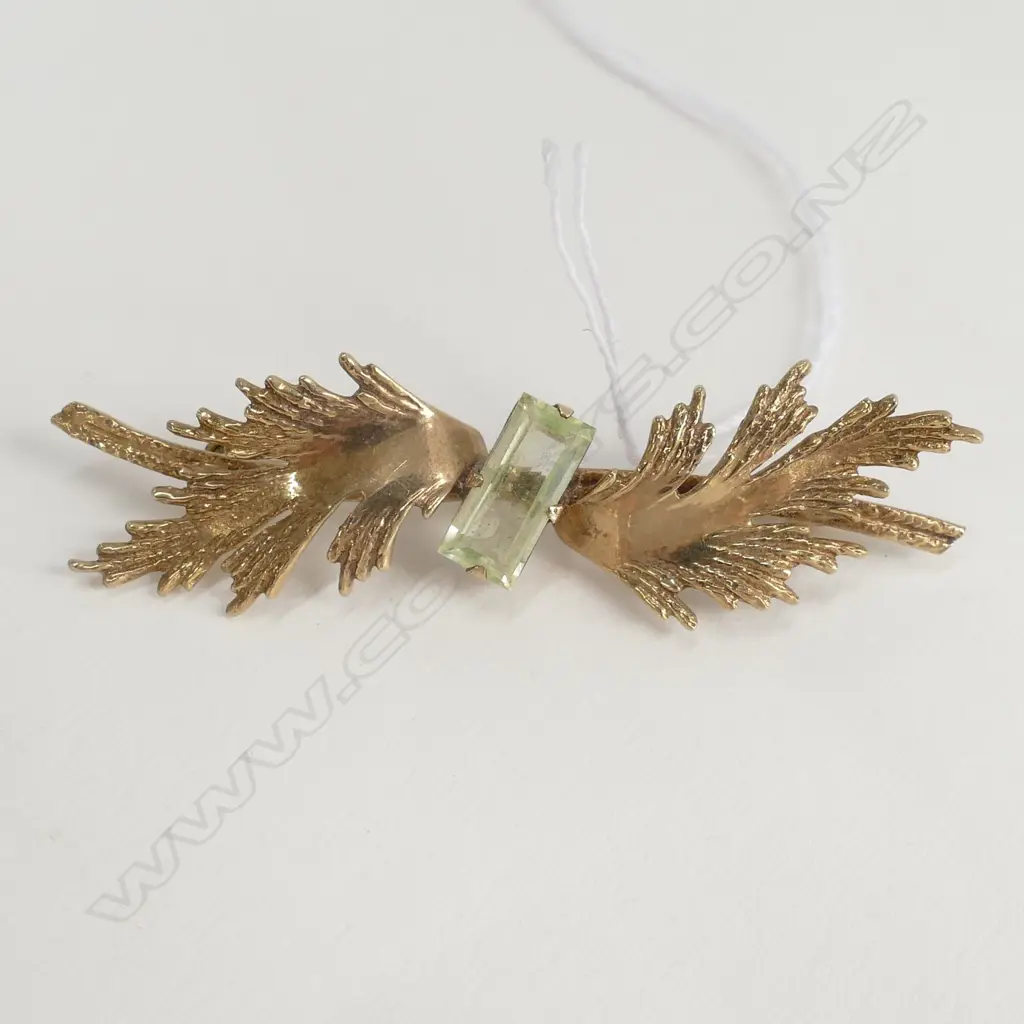9ct GOLD BAR BROOCH SET WITH PALE GREEN STONE. TOTAL 5.85gm Image 1++