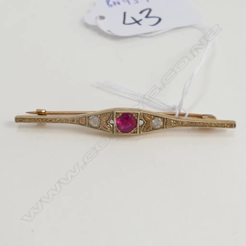 9ct GOLD BAR BROOCH SET w RUBY & WHITE SAPPHIRES  3.3gm  Image 1++