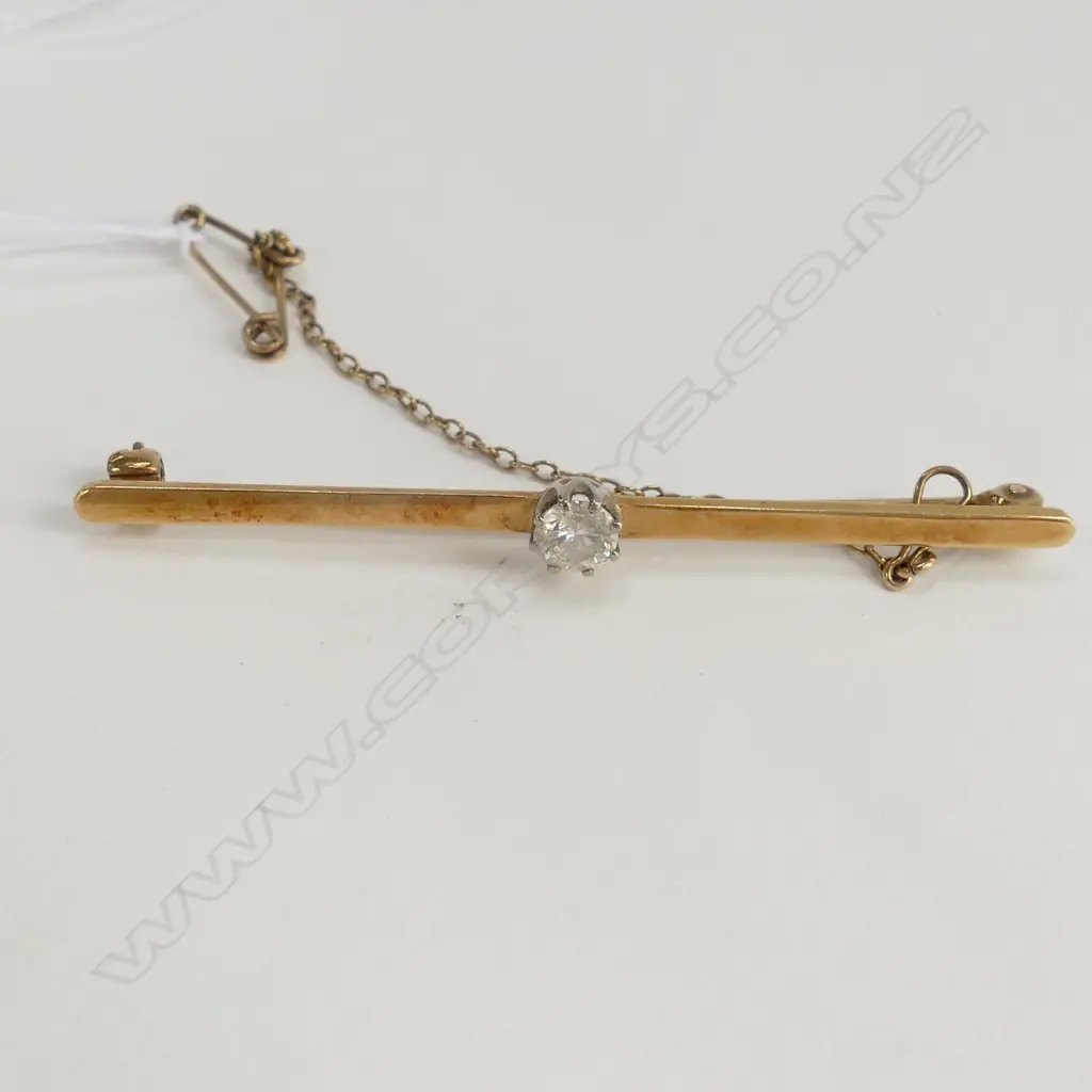 18ct GOLD BAR BROOCH SET w DIAMOND (APPROX 0.48ct).TOTAL 3.5gm Image 1++