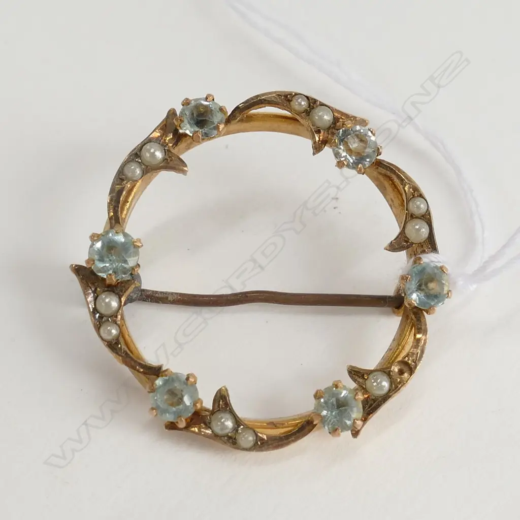 9ct GOLD CIRCLET BROOCH SET w SIMULATED AQUAMARINES & PEARLS. 2.6gm Image 1++