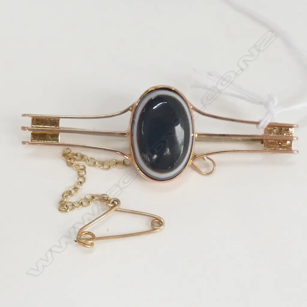9ct GOLD BANDED ONYX BAR BROOCH. TOTAL 4gm Image 1++