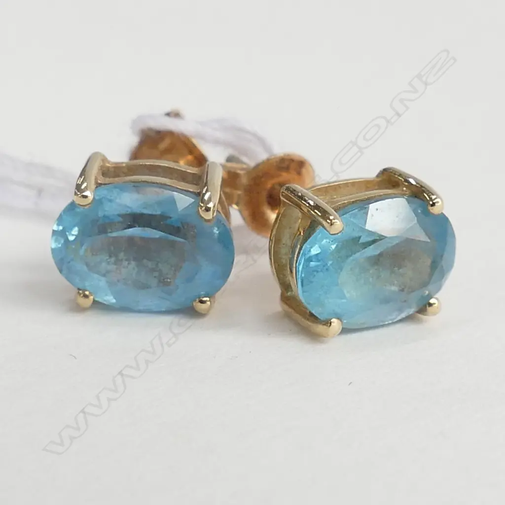 9ct GOLD BLUE TOPAZ STUD EARRINGS  Image 1++