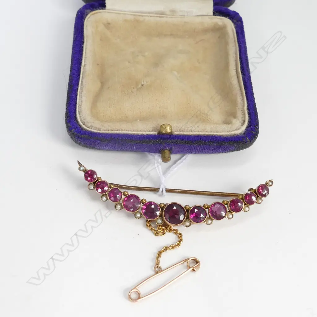 VICTORIAN GARNET AND PEARL 9CT GOLD CRESCENT BROOCH Image 1++