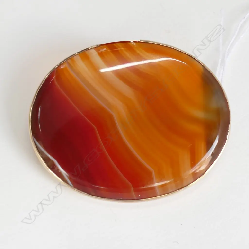 UNMARKED 9ct GOLD FRAMED BANDED CARNELIAN BROOCH (SMALL PCE OF RUBOVER MOUNT MISSING) Image 1++