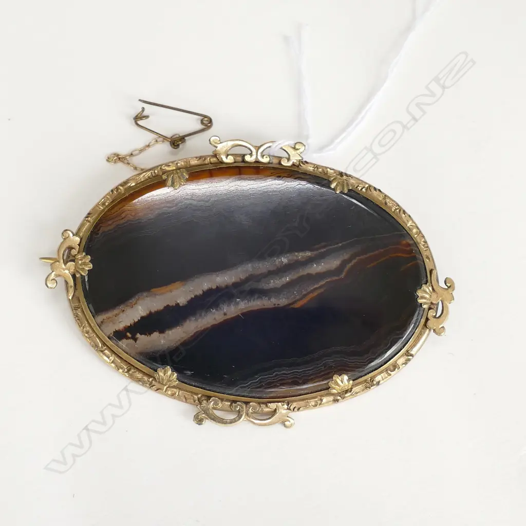 VICTORIAN OVAL AGATE PANEL BROOCH IN PINCHBECK FRAME Image 1++