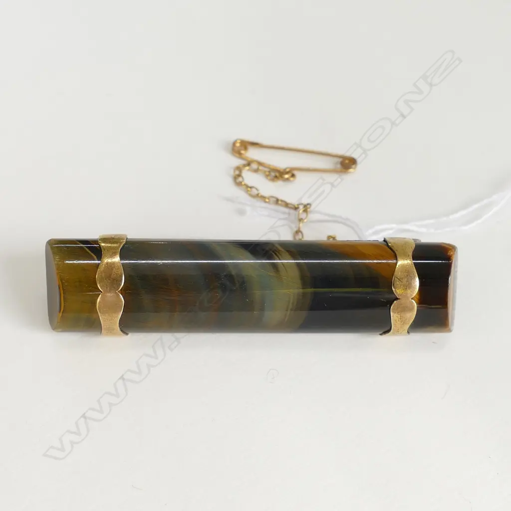 UNMARKED 9ct GOLD BAR BROOCH SET w PETRIFIED WOOD (APPROX 3gm GOLD) Image 1++