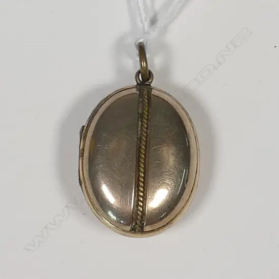ANTIQUE GOLD PLATED PICTURE LOCKET