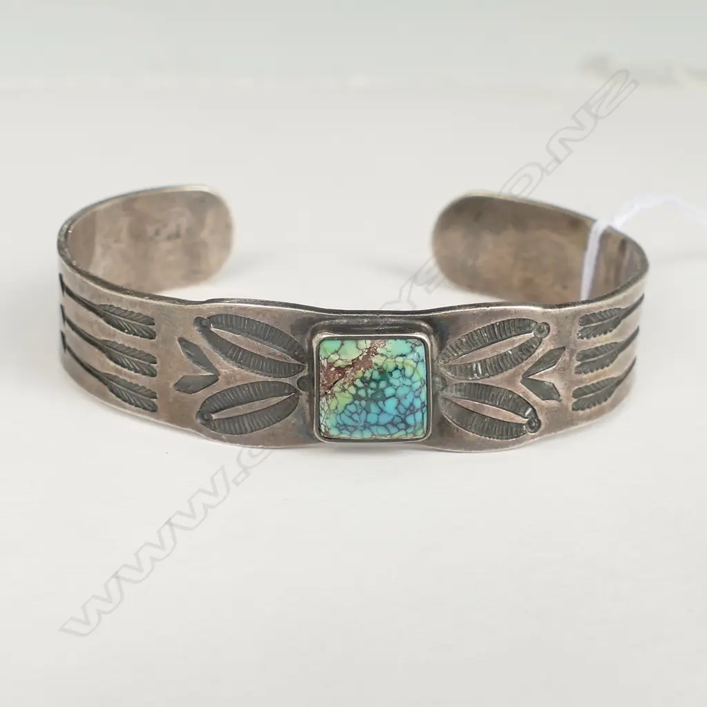 VINTAGE NAVAHO SILVER & TURQUIOSE BANGLE Image 1++