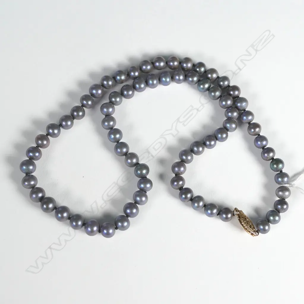 SINGLE STRAND NECKLACE OF 69 UNIFORM 6mm BLACK PEARLS w 10ct GOLD CLASP. APPROX 40cm Image 1++