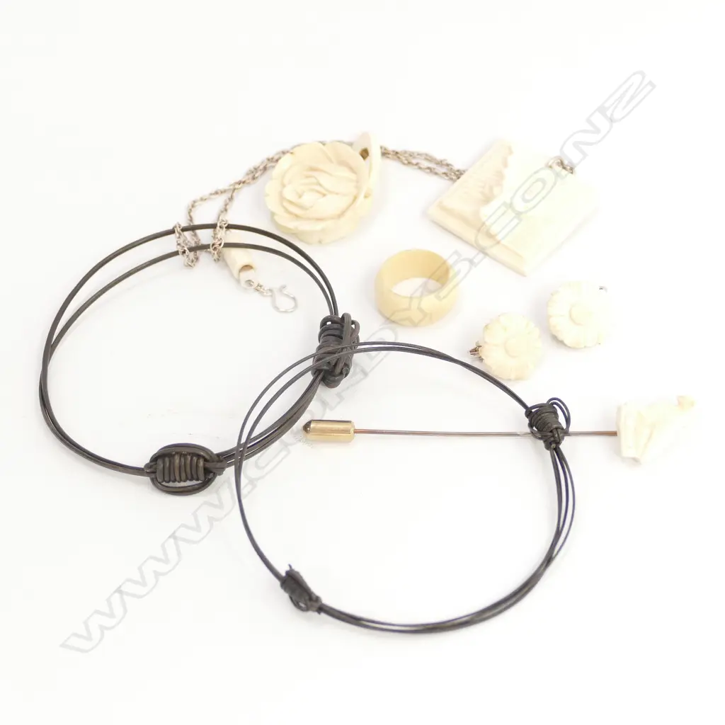 ASST. IVORY AND BONE ITEMS Image 1++