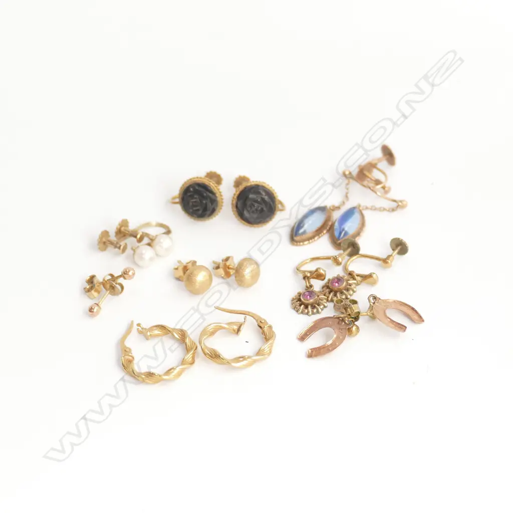 9 PR VARIOUS 9ct GOLD EARRINGS, PIERCED AND SCREW BACK (TOTAL APPROX 14gm) Image 1++