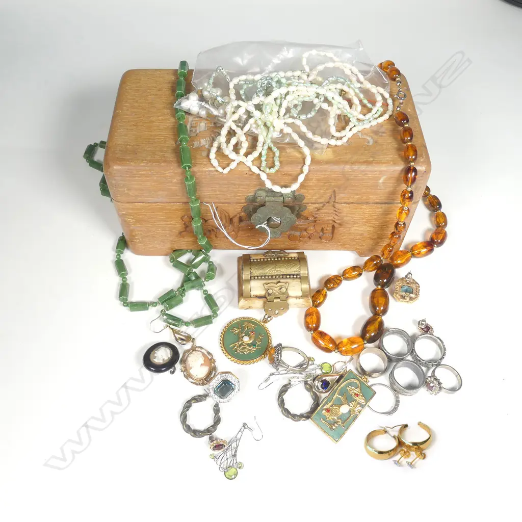 ORIENTAL JEWELLERY BOX AND CONTENTS Image 1++