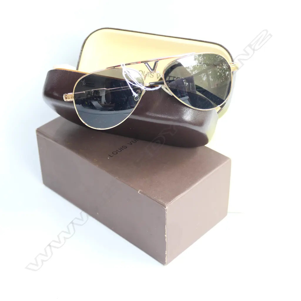 LOUIS VUITTON? SUNGLASSES Image 1++