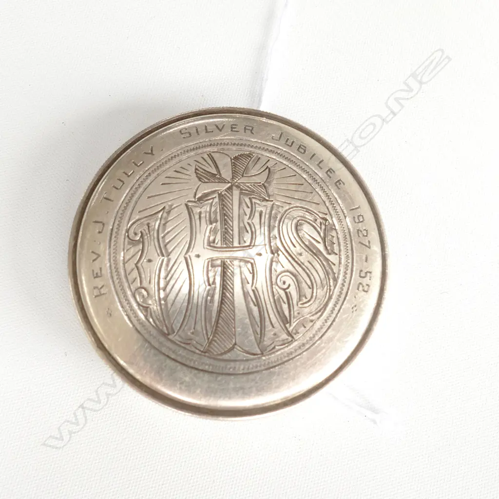 STG SILVER ENGRAVED BOX 'REV J TULLY SILVER JUBILEE 1927 - 52' 55MM DIA DUBLIN 1951 37.1 GRAMS Image 1++