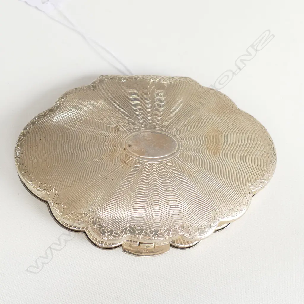 STG SILVER CLAMSHELL COMPACT, LONDON 1961  Image 1++
