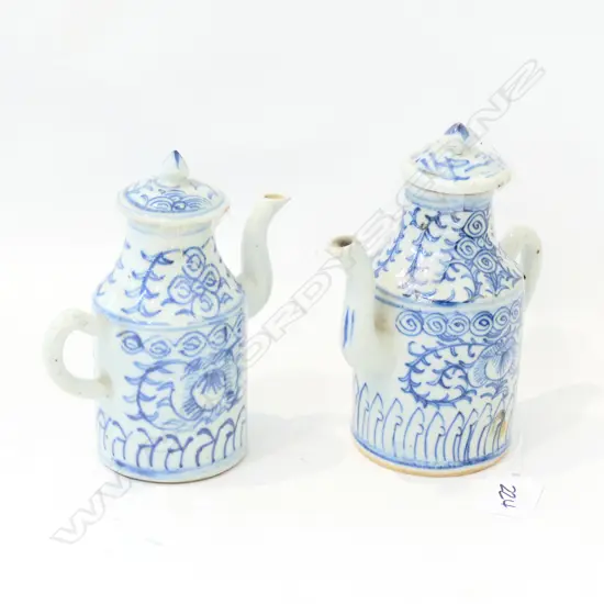 PR 19thC CHINESE PORCELAIN BLUE & WHITE EWERS (SMALL FRITS)