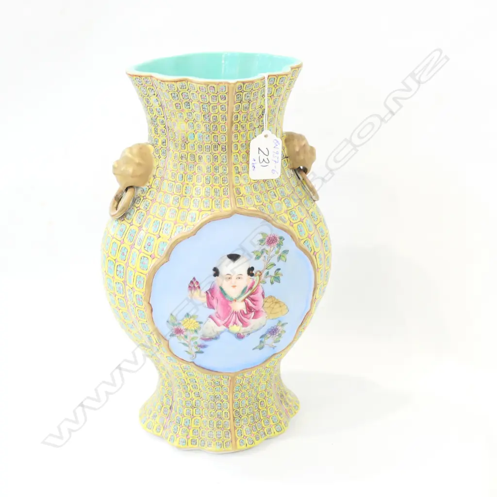 QUALITY CHINESE POLYCHROME PORCELAIN VASE Image 1++