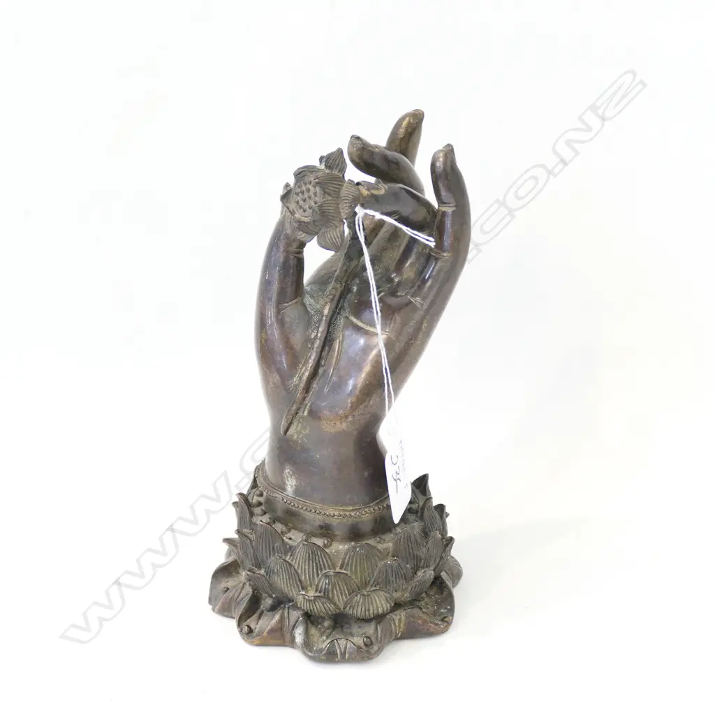 BRONZE BUDDHA HAND HOLDING LOTUS FLOWER Image 1++