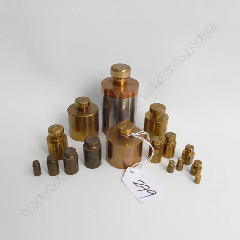 COLLECTION OF 16 BRASS WEIGHTS Image 1++