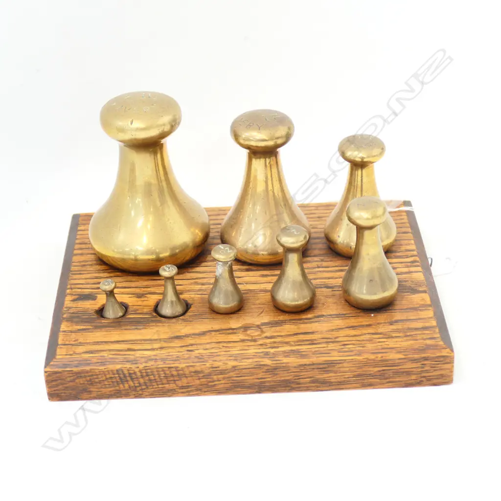 SET OF VINTAGE AVERY SCALES ON BOARD  Image 1++