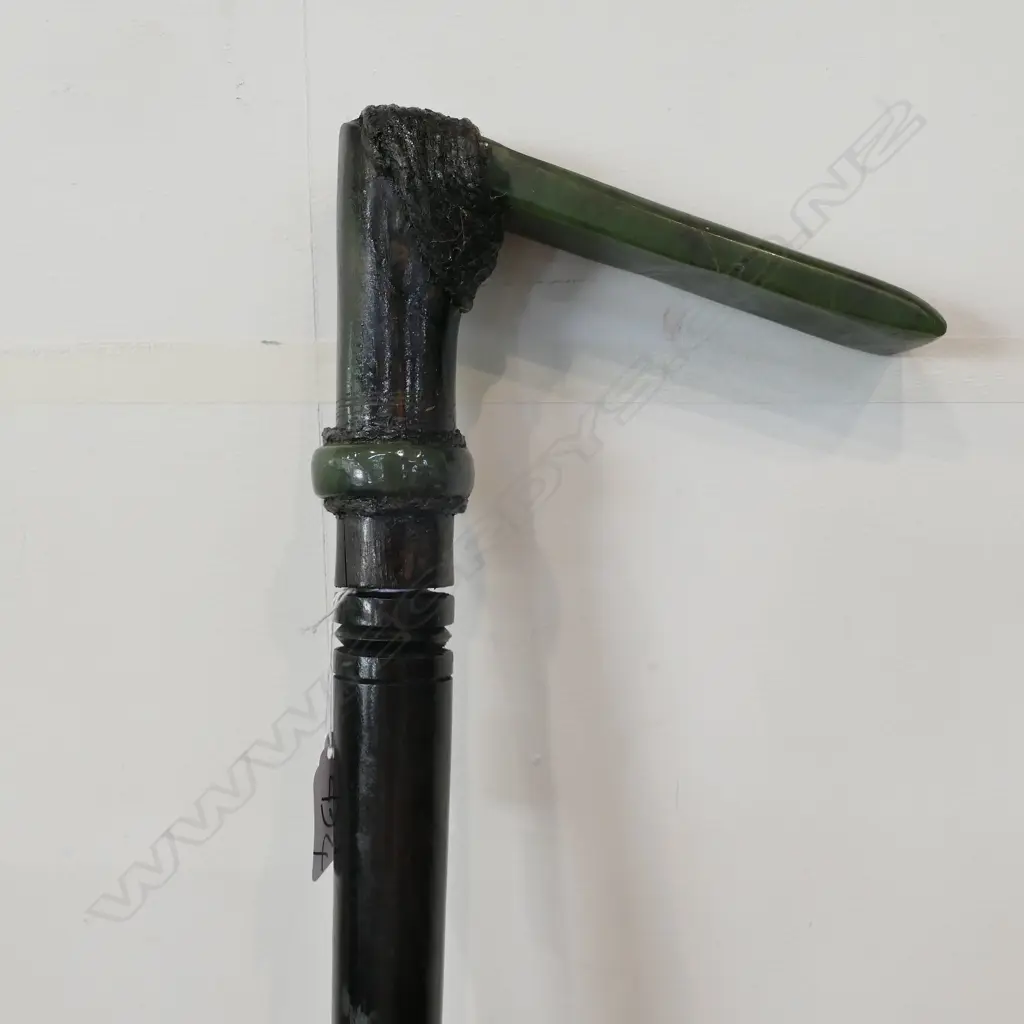 WALKING STICK WITH GREENSTONE ADZE HANDLE 930MM L Image 1++