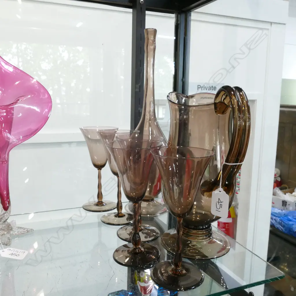 HAND BLOWN BROWN GLASS JUG, DECANTER AND 5 GLASSES Image 1++