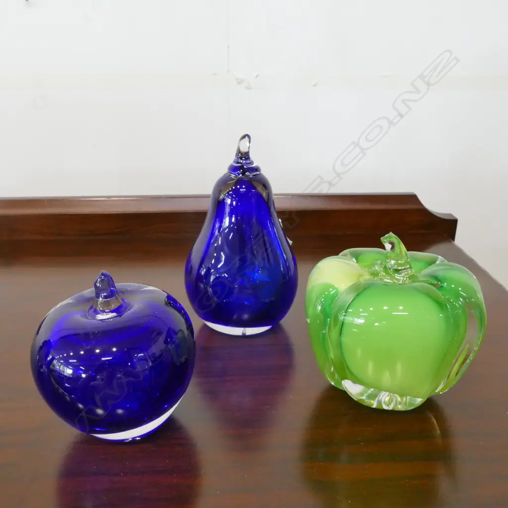 3 GLASS FRUIT PAPERWIEGHTS; APPLE, PEAR, PEPPER Image 1++