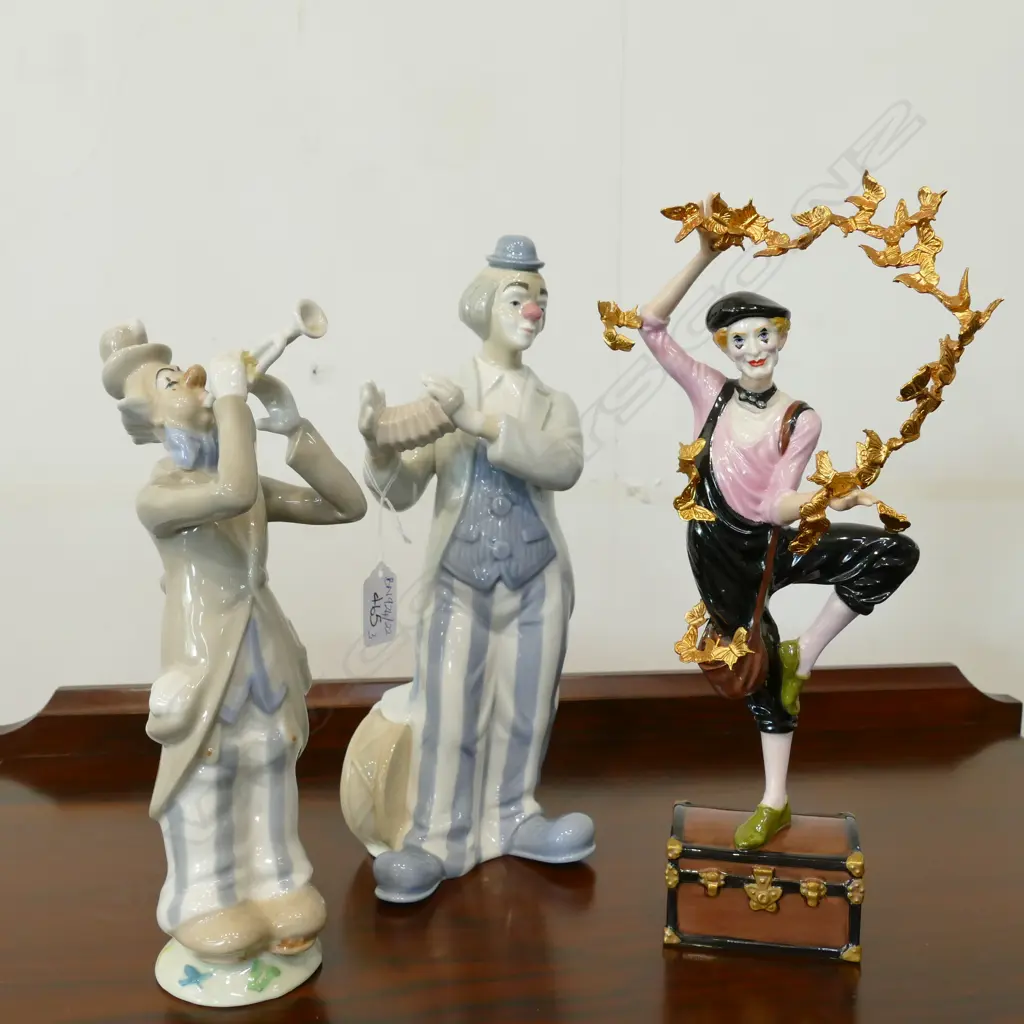 3 CLOWN FIGURINES Image 1++