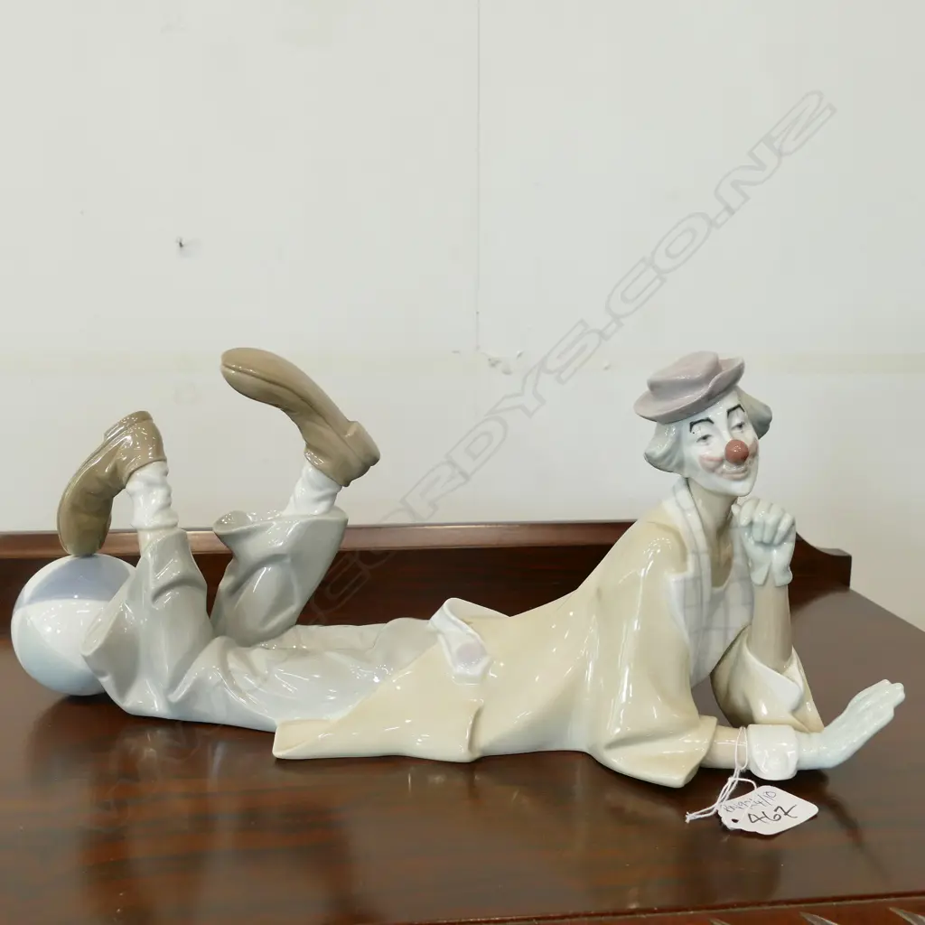 LLADRO RECLINING CLOWN 380MM L Image 1++