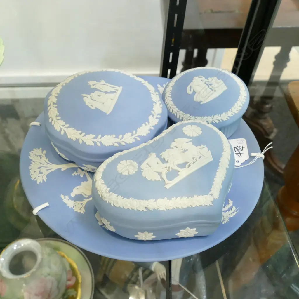 4 PCES WEDGWOOD JASPERWARE; PLATE AND 3 TRINKET BOXES Image 1++