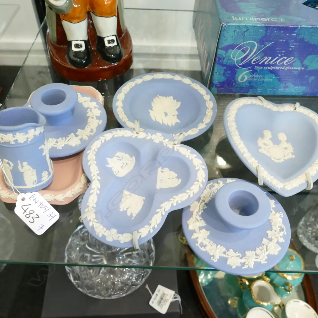 7 PCES WEDGWEOOD JAPERWARE INCL. PINK TRAY AND PR CHANDLEHOLDERS Image 1++