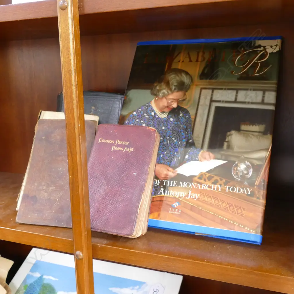 ASST VINTAGE BIBLES + Q ELIZABETH BOOK Image 1++