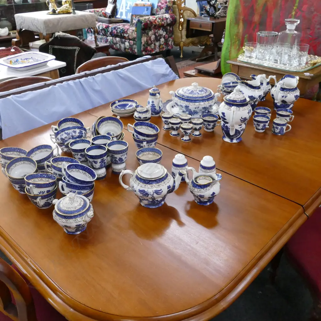 LARGE COLLECTION BOOTHS OLD WILLOW INCL. COFFEE POT, TEA POT, 4 JUGS, TUREEN, 6 BREAKFAST CUPS, 4 BEAKERS, 2 PCES AF Image 1++
