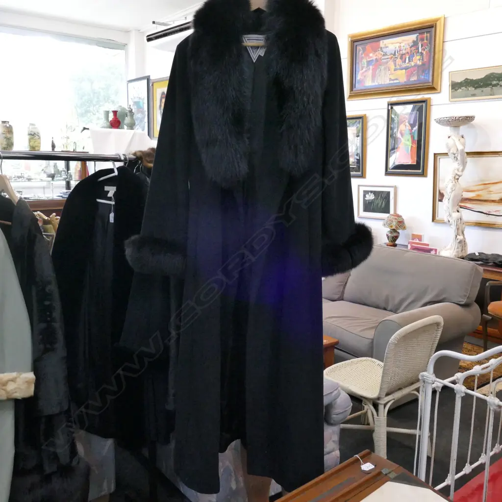 SMART BLACK WOOL COAT WITH FOX FUR COLLAR & CUFFS Image 1++