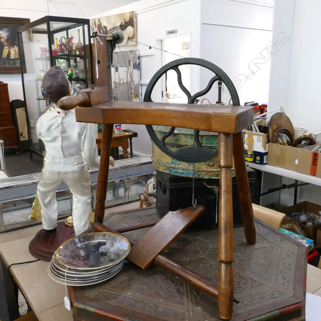 VINTAGE SPINNING WHEEL Image 1++
