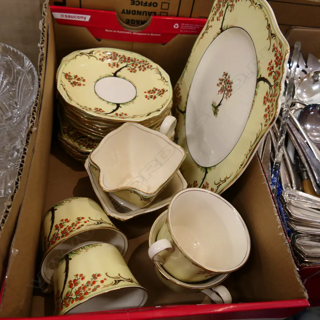 BOX LOT GRIMWADES ROYAL WINTON 'YE BEAUTIFUL TREE' TEA SET Image 1++