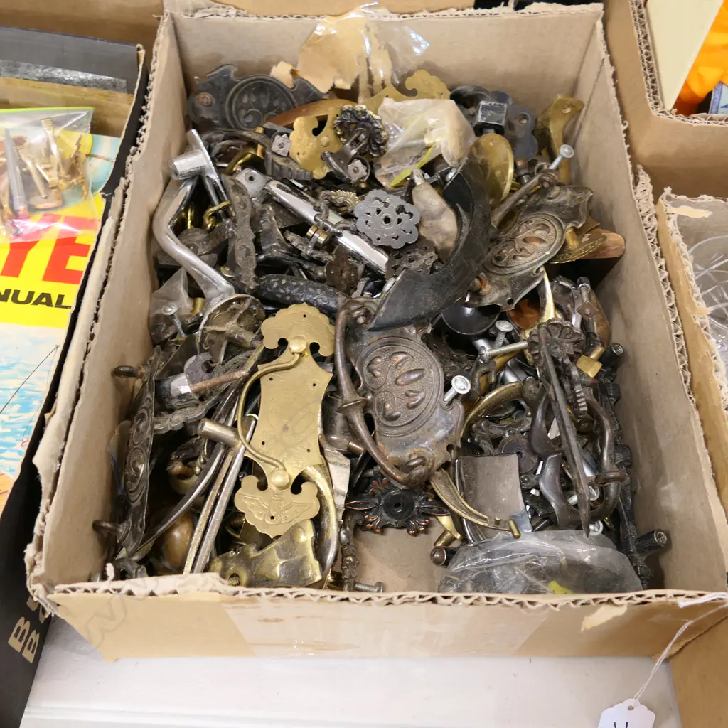 BOX LOT ASST. METAL HANDLES Image 1++
