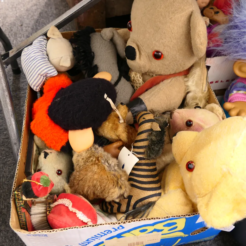 LOT ASST DOLLS AND TEDDY BEARS Image 1++
