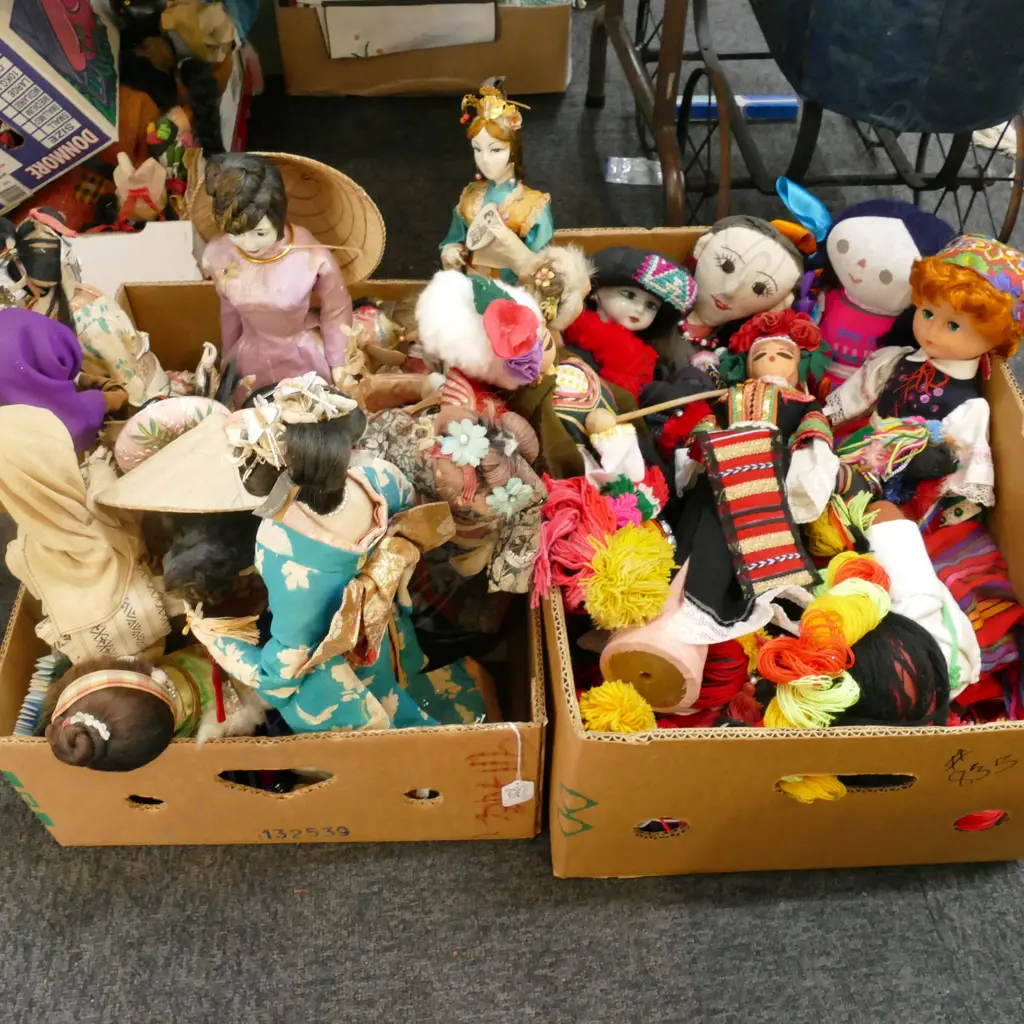 2 BOXES OF COSTUME AND GEISHA DOLLS Image 1++