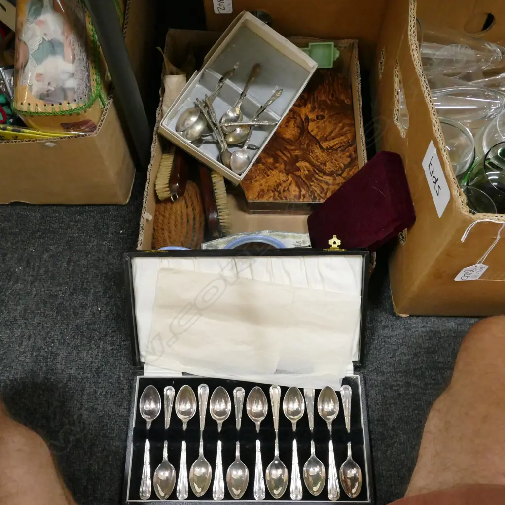 BOX LOT BOXED CUTLERY, VANITY SET ETC Image 1++
