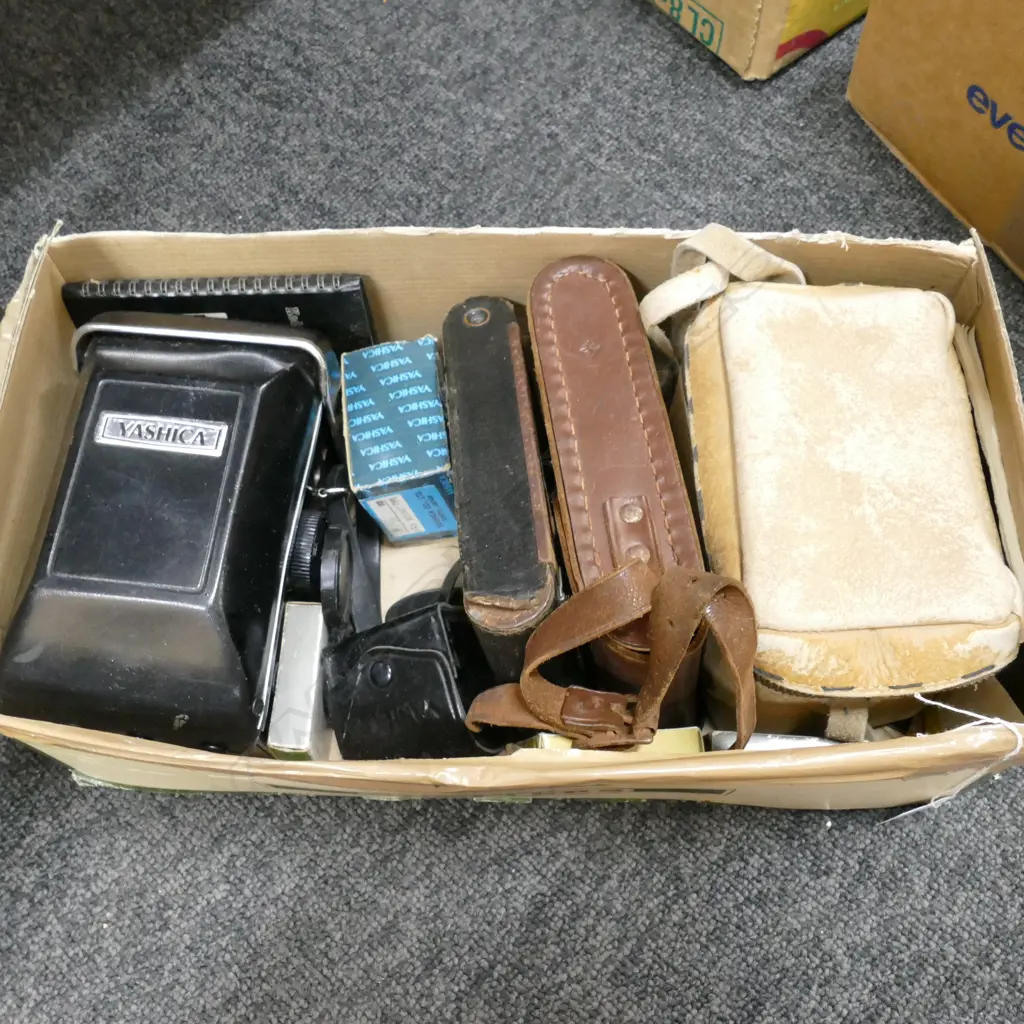 BOX  LOT VINTAGE CAMERAS Image 1++