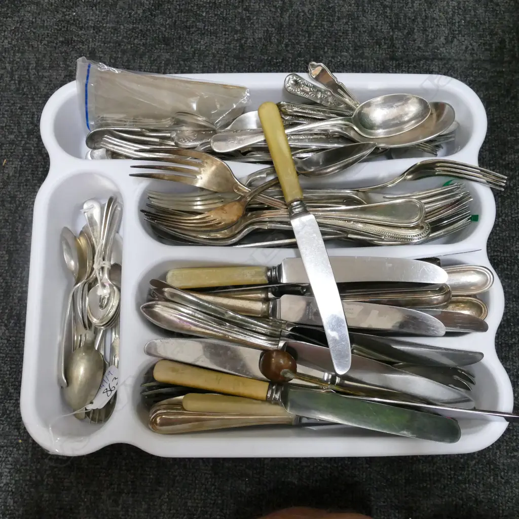 LARGE TRAY OF VINTAGE CUTLERY Image 1++