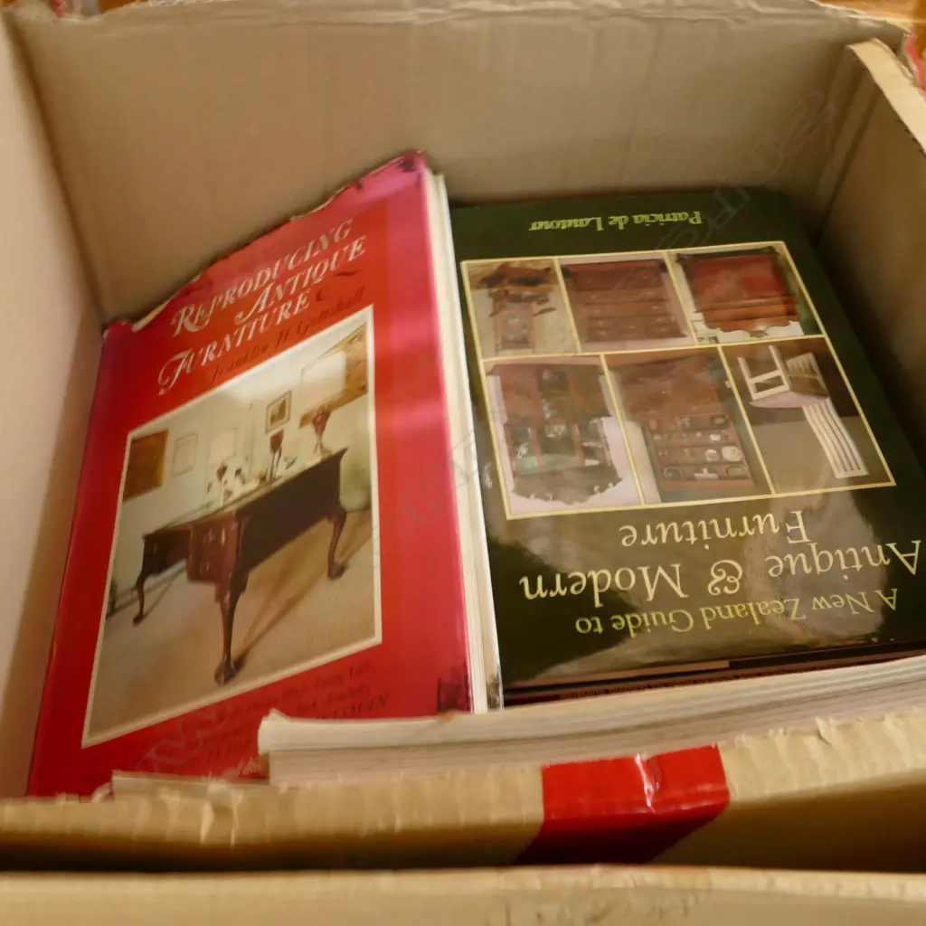 BOX LOT BOOKS ON ANTIQUES Image 1++