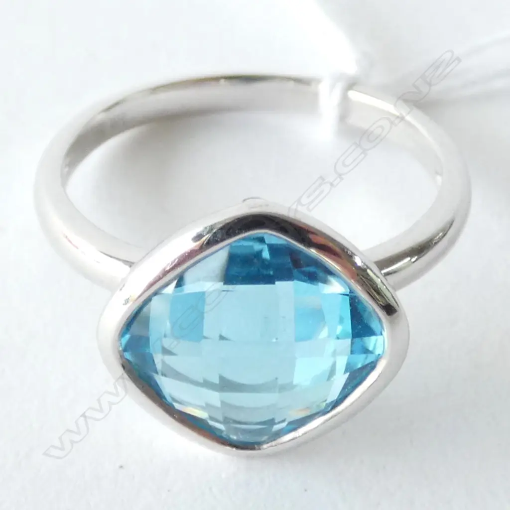 9CT WHITE GOLD & BLUE TOPAZ RING Image 1++