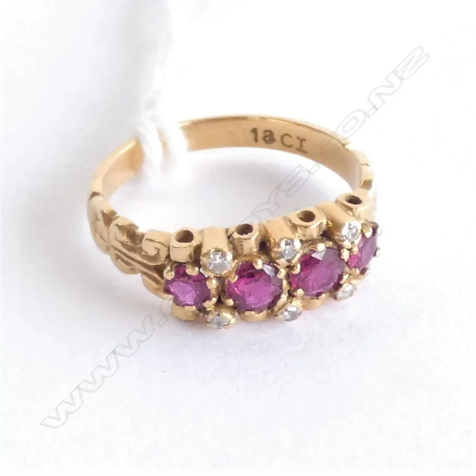 18 CT GOLD RUBY AND DIAMOND RING  Image 1++